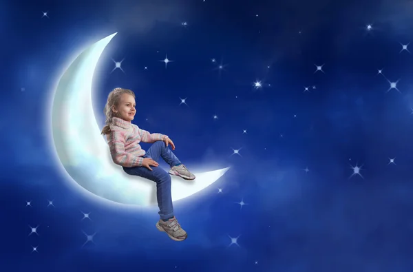 Menina senta-se na lua — Fotografia de Stock