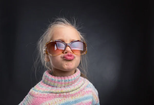 Carino bambina che fa il viso — Foto Stock