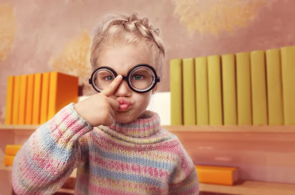 Menina em óculos faz rostos — Fotografia de Stock