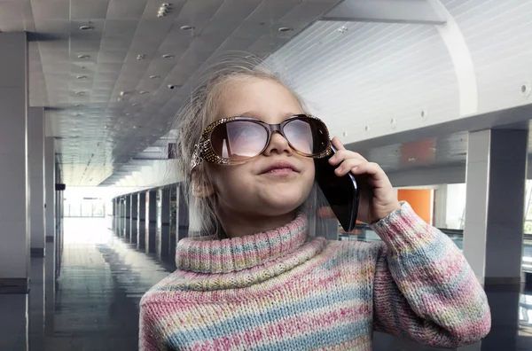 Schattige kleine meisje gesprekken op telefoon — Stockfoto