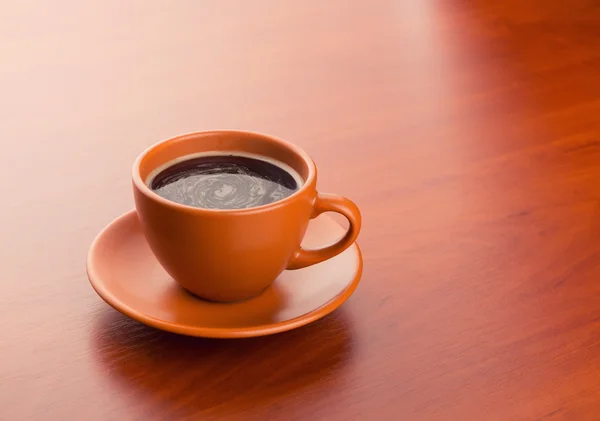 Kopje hete koffie op de tafel — Stockfoto