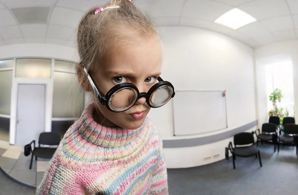 Menina séria em óculos — Fotografia de Stock