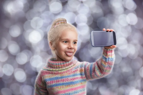 Klein meisje doen selfie — Stockfoto