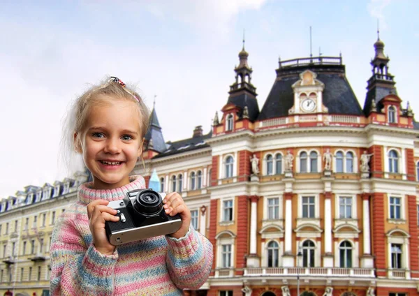 Niña con cámara retro — Foto de Stock