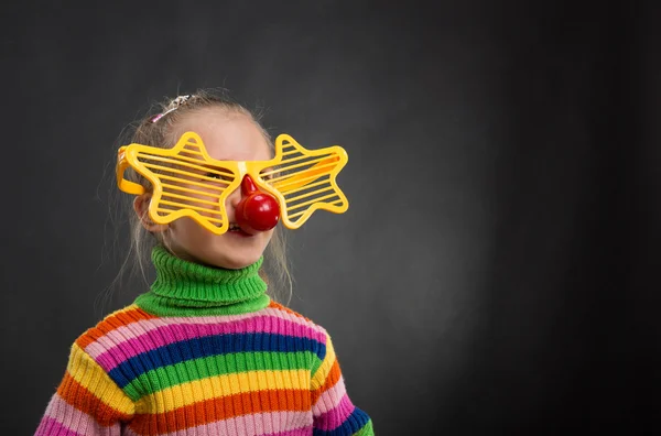 Menina em óculos de festa — Fotografia de Stock