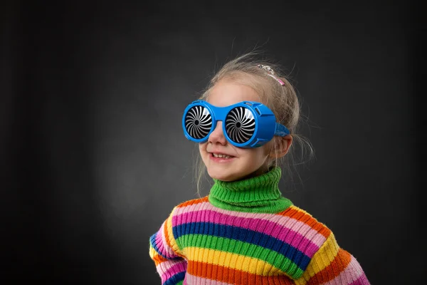 Meisje in partij glazen — Stockfoto