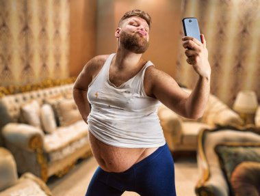 Şişman seksi adam selfie alır