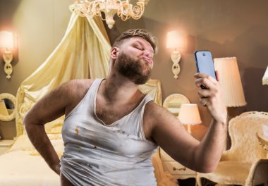 Şişman seksi adam selfie alır