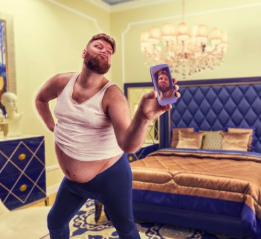 Şişman seksi adam selfie alır