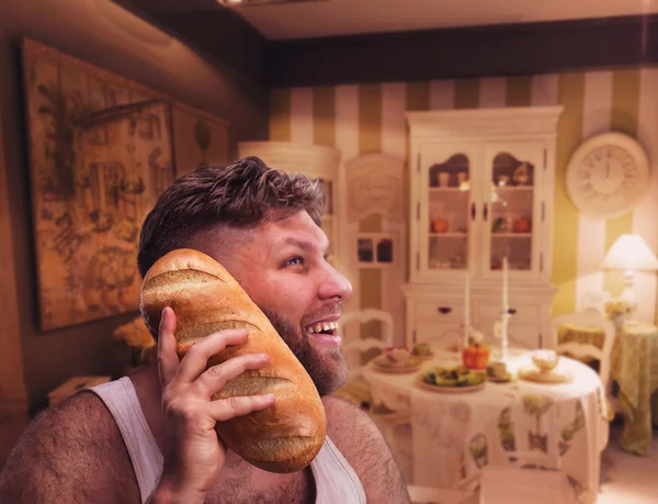 Странный человек слушает что-то в хлебе — стоковое фото