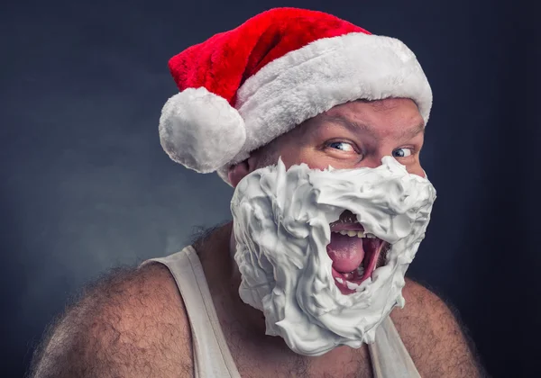 Улыбающийся человек в шляпе Санта-Клауса — стоковое фото