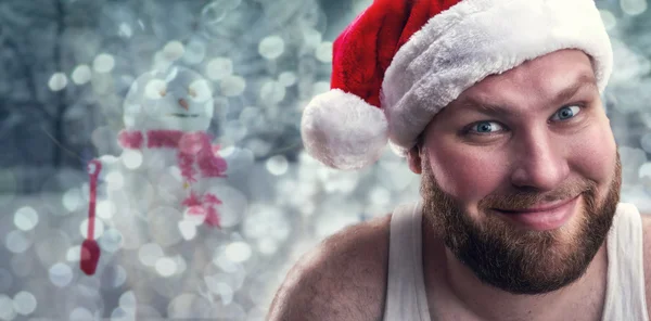 Улыбающийся человек в шляпе Санта-Клауса — стоковое фото