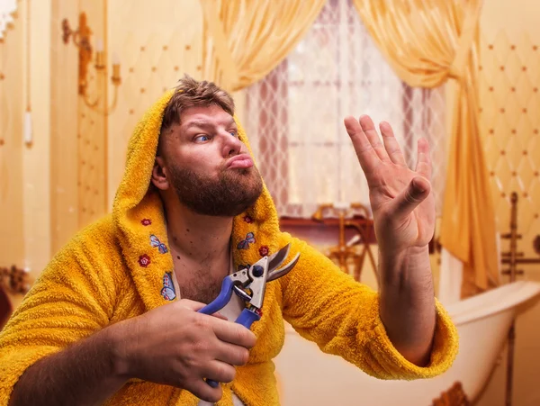 Homem estranho olha para suas unhas — Fotografia de Stock