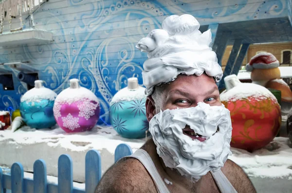 Hombre con la cara cubierta de espuma de afeitar — Foto de Stock