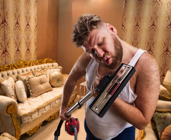 Bizarre man sings to the vacuum cleaner — Stock Photo, Image