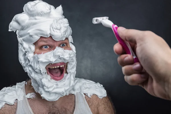 Человек с пеной для бритья на лице — стоковое фото