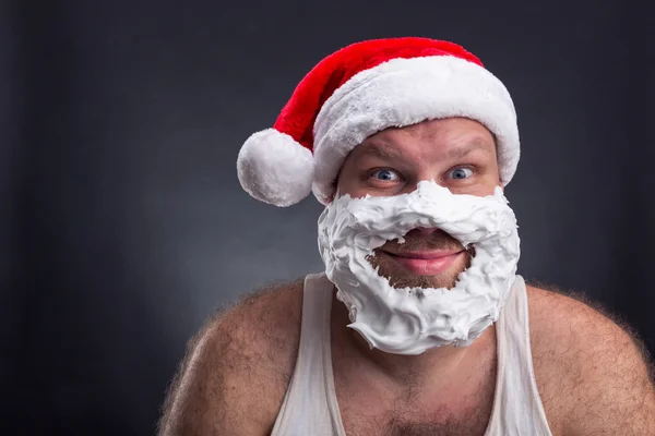 在圣诞老人的帽子的男人微笑着 — 图库照片