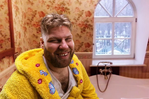 Man sits in the bathroom smiling — Stock Photo, Image