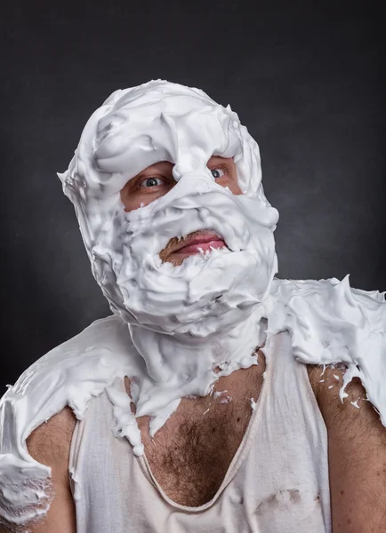 Hombre con la cara completamente en espuma de afeitar —  Fotos de Stock