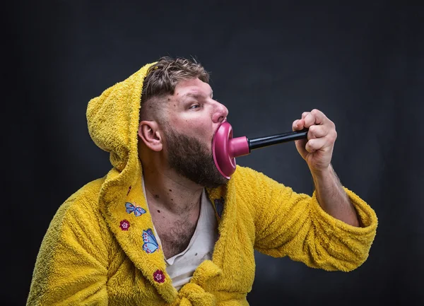 Seltsamer Mann mit einem Luftventil im Mund — Stockfoto