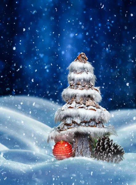 Kerstboom met schors van de pijnboom — Stockfoto