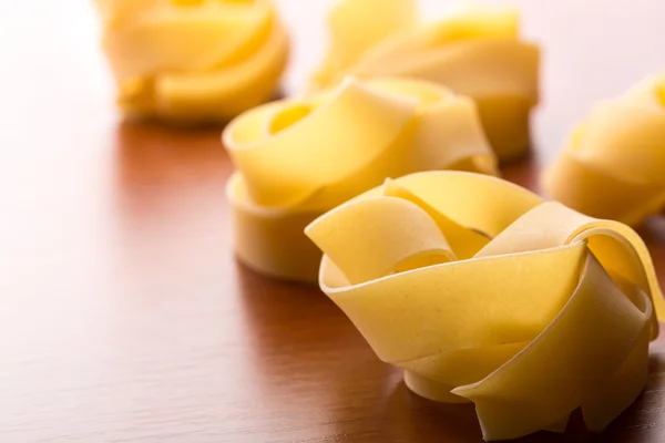 Hausgemachte Pasta auf dem Tisch — Stockfoto