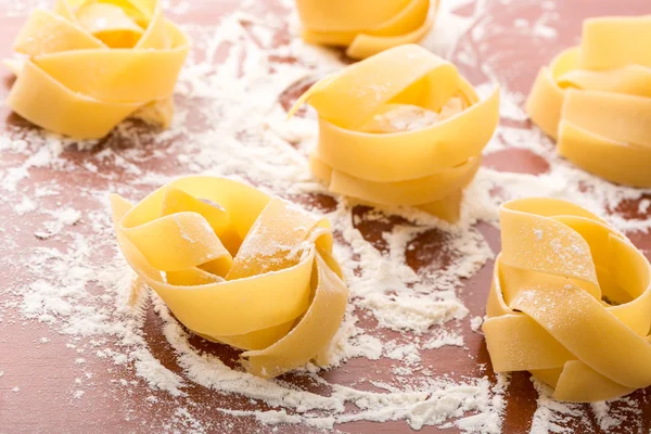 Nudelrollen auf bemehltem Tisch — Stockfoto