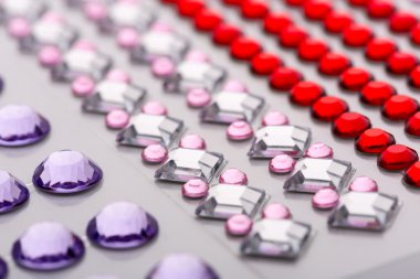 Çeşitli dekoratif taşlar