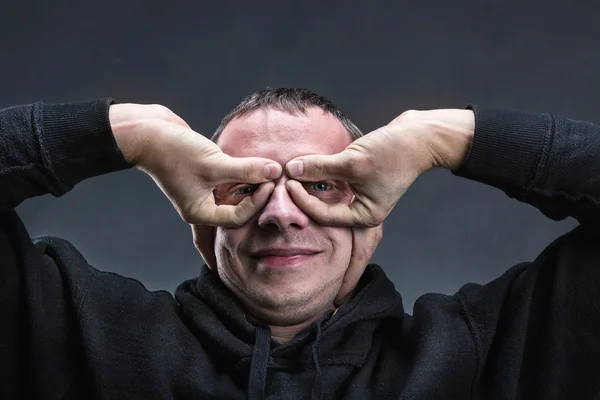 Hombre formando gafas con las manos — Foto de Stock