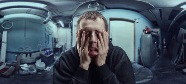 Депрессивный мужчина с ладонями на щеках
