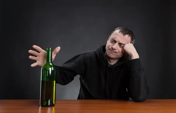 Сумний чоловік з алкоголем — стокове фото