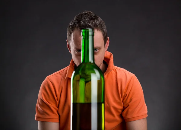 Hombre adicto con botella de vino — Foto de Stock