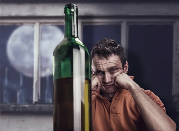 Dronken man met fles wijn — Stockfoto