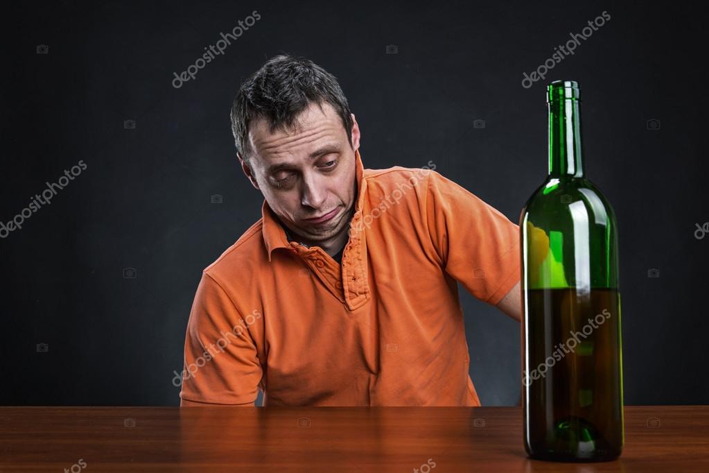 детоксикация от алкоголя. сон выпивший отец. к чему снится пьяный отец. пьяный мужчина на диване. алкоголизм и насилие в семье.