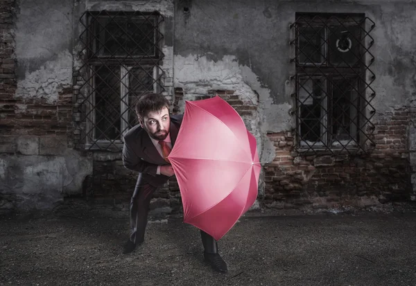 Empresário protege com guarda-chuva — Fotografia de Stock