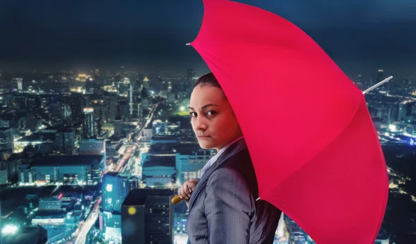 Empresária com guarda-chuva sobre a cidade — Fotografia de Stock