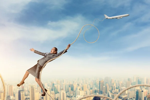 Businesswoman holding rope — Stock Photo, Image