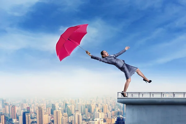 Verängstigter Geschäftsmann mit Regenschirm — Stockfoto