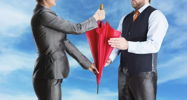 Empresária com guarda-chuva vermelho e empresário — Fotografia de Stock