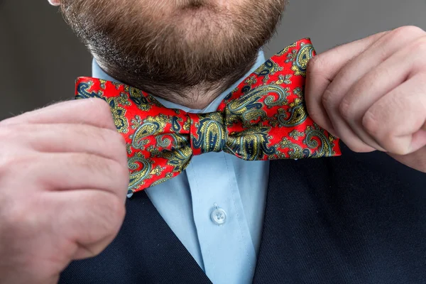 Hipster está enderezando la corbata —  Fotos de Stock