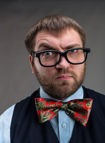 Verdacht uitziende nerd in glazen — Stockfoto