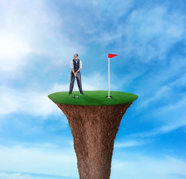 Empresario jugando al golf — Foto de Stock