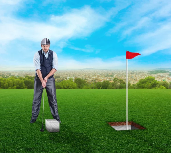 Uomo d'affari che gioca a golf — Foto Stock