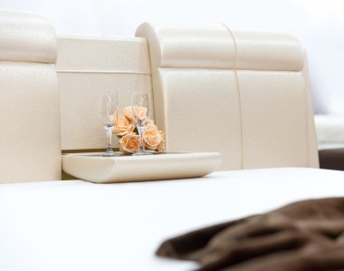 iki bardak ve çiçekler