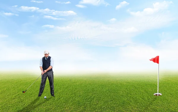 Homem de negócios adulto joga golfe — Fotografia de Stock