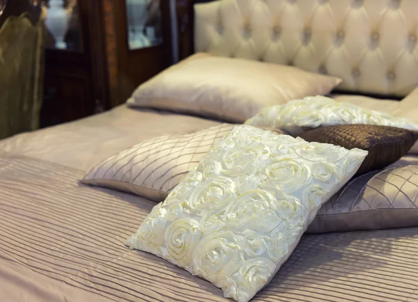 Luxury bed with pillows — Stock Photo, Image