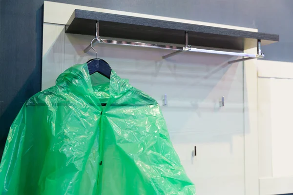 Imperméable vert sur le rack — Photo