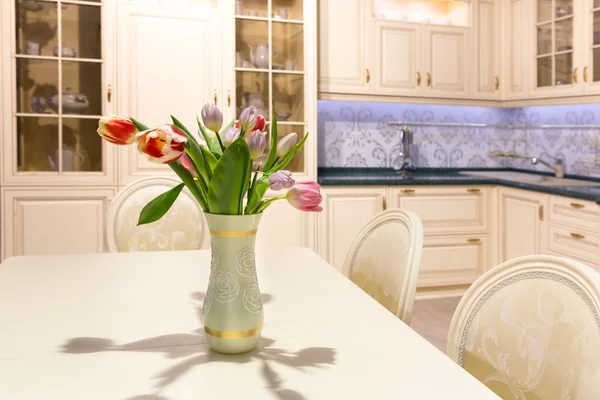 Lale çiçek mutfak at