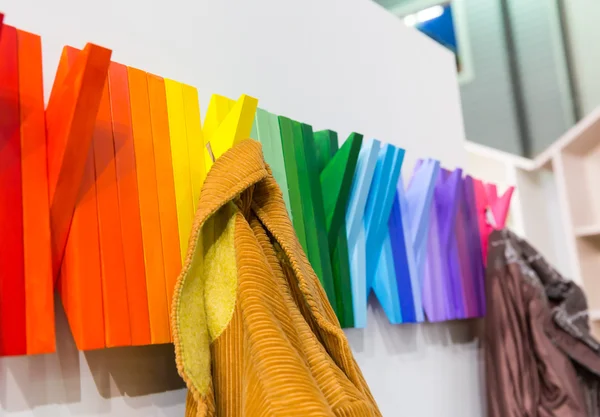 Veelkleurige houten kleerhangers — Stockfoto