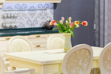 Lale vazo içinde tablo